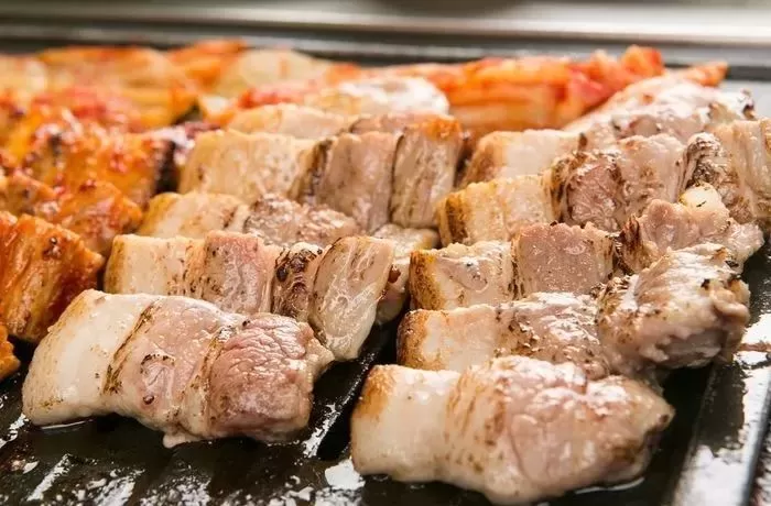 이제 ‘강남역 식당가’에서도 야외 테이블 앉아 고기 구워먹을 수 있다