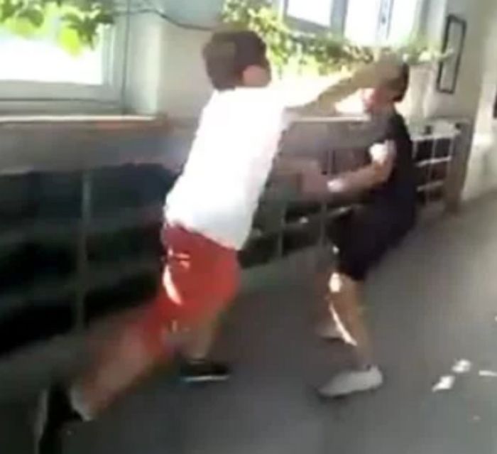 제자들 앞에서 초등학생에게 두들겨 맞고도 꾹참은 ‘피지컬’ 180cm 95kg 남자 선생님