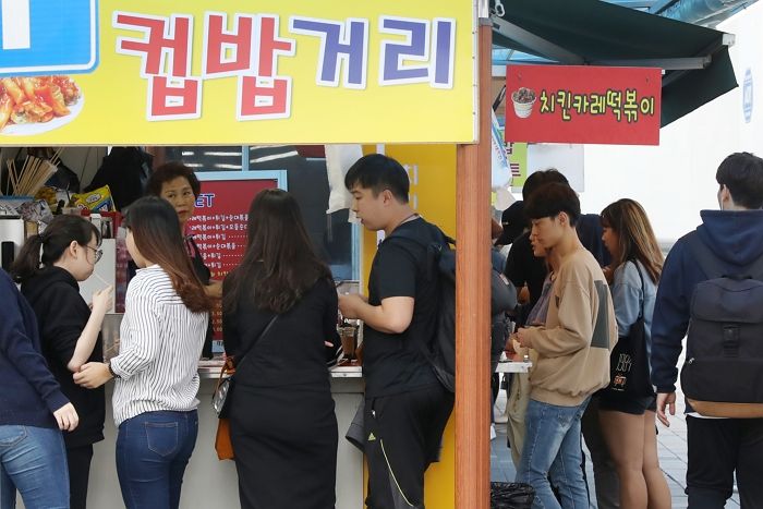 공무원 시험 열풍 ‘차갑게’ 식자 파리만 날리는 노량진 컵밥 거리 상황 (+영상)