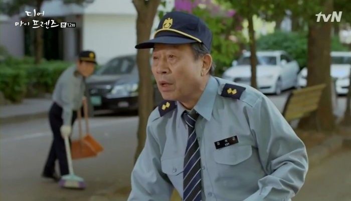 경비원이 주차단속 스티커 안 떼주자 입구 막아버린 ‘람보르기니 우루스’ 차주 (사진)