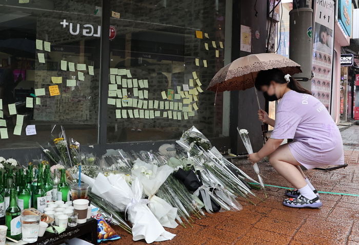 빗속에도 무릎 꿇고 ‘신림역 칼부림’ 피해자 추모하는 여자 아이 (사진 4장)