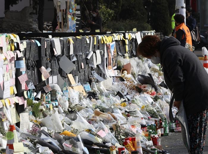 시민 156명 숨진 이태원 참사 이후 ‘무개념 유튜버들’이 떼돈 버는 방법