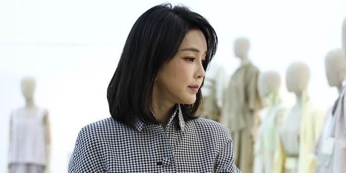 여자 경찰에게 흉장 달아준 김건희 여사...尹 “새내기 경찰관 만나니 스트레스 풀려”