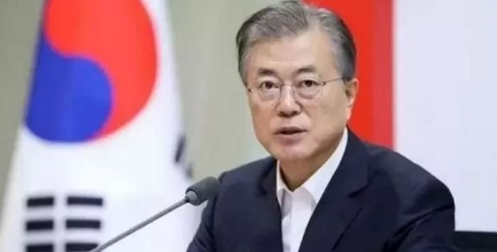 잊혀지겠다던 文, 윤석열 대통령 해외 순방 첫날 ‘이런 메시지’ 던졌다