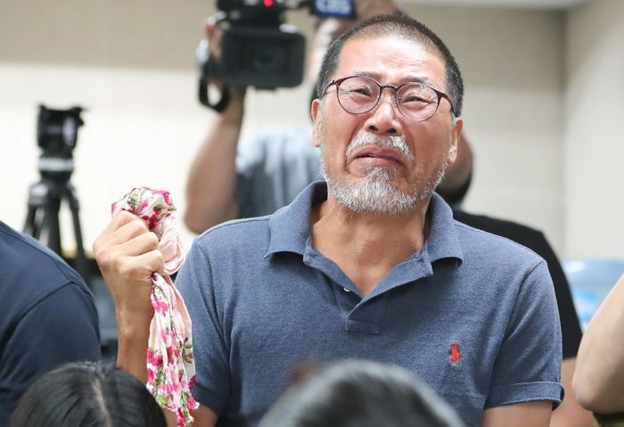 서울교육청 기자회견장에 불쑥 나타난 남성...“제 딸도 6개월 전에 똑같이 죽었다” 오열 (영상)