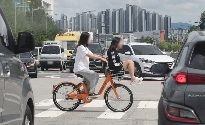“대전 도로 한복판에서 자전거 바구니에 올라타 이동하는 여고생들을 목격했습니다”