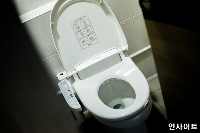 여교사에게 혼나더니 분노 터진 대구 초등학생, ‘변기 뚜껑’ 들고 교사와 대치