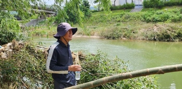 산책 중 급류 휩쓸린 10살 초등생 보고 ‘풍덩’ 뛰어들어 구한 소방관