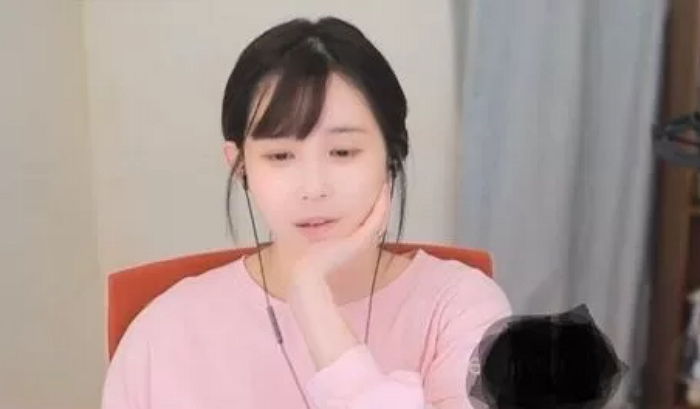 ‘사기’ 혐의로 징역 10개월 선고됐던 여캠 김이브, 팬더티비로 복귀 (+영상)