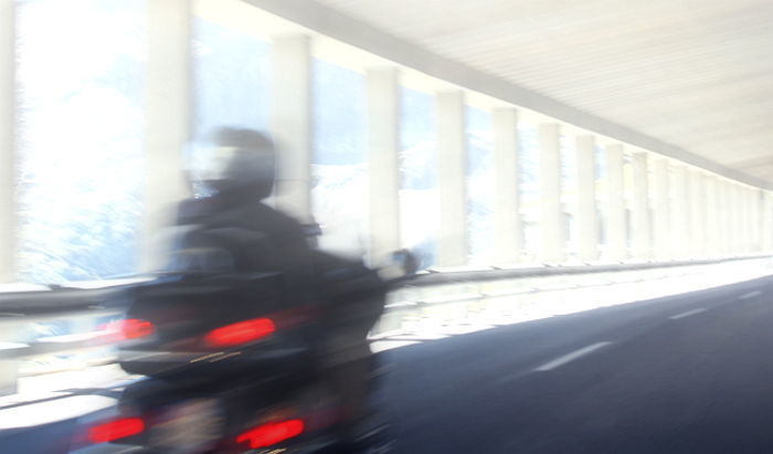 신호 무시하고 달리던 오토바이, 택시와 충돌해 10대 2명 사망