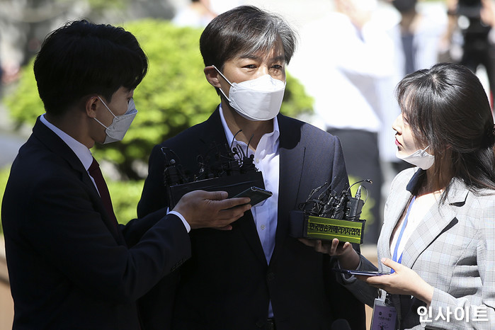 조국 “尹정부 임명 고위공직자 자녀 생활기록부 공개하라”