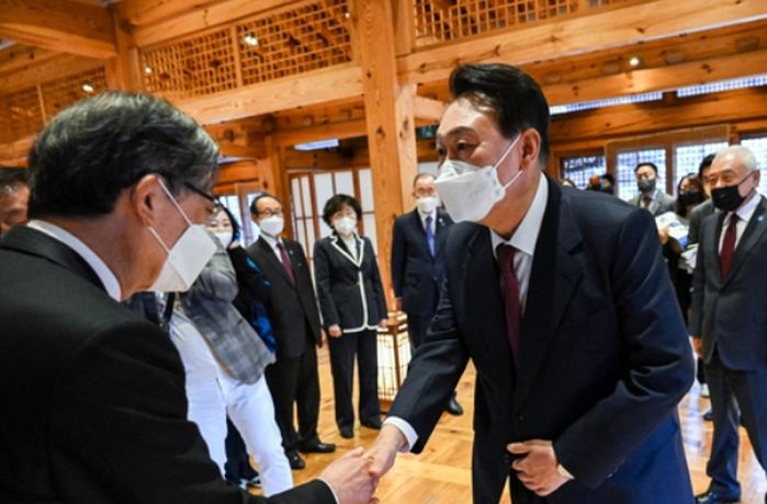 “성평등 위해 여가부 유지해야” 원로 지적에 윤석열 당선인이 한 반박