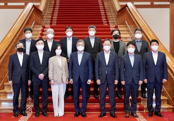 퇴임 앞둔 文 대통령, 자기랑 근무한 거 영원히 기억하라고 청와대 모든 직원과 사진 촬영한다