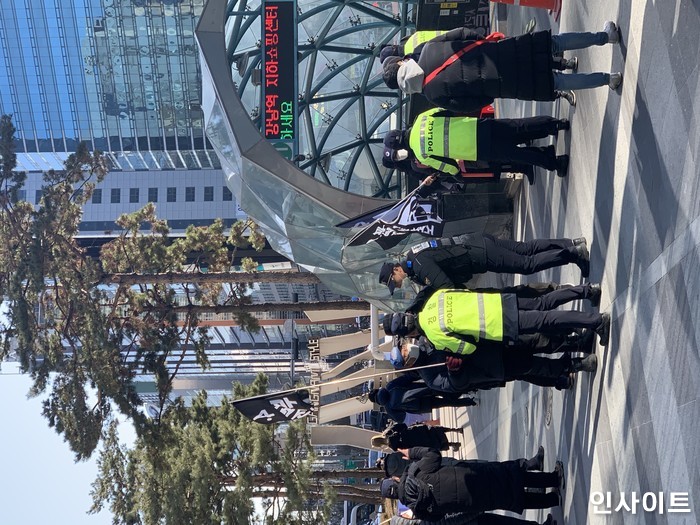 文 사저 앞 24시간 밤샘 시위...민주당, 집회·시위법 개정안 발의