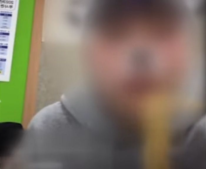 수업하는 선생님 무시하면서 ‘라면 먹방+문신 자랑’한 남고생 (영상)