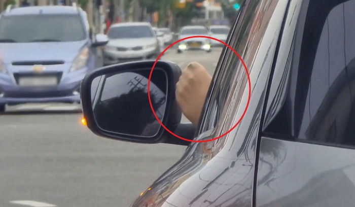 “앞좌석 창문 밖으로 ‘스타킹 신은 발’ 내밀고 질주한 운전자를 목격했습니다” (영상)
