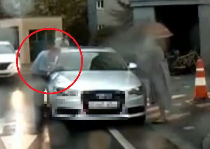 대구 아파트서 비 맞으며 단속스티커 떼는 경비원...여성은 우산 쓰고 삿대질했다