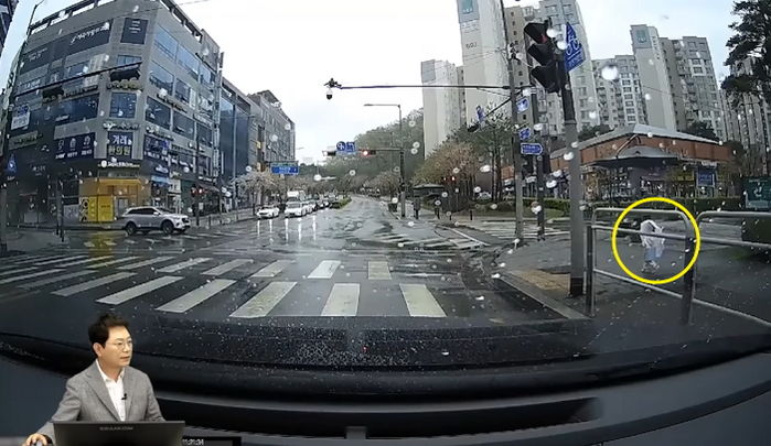 차들 쌩쌩 달리는 도로 위 혼자 걷는 ‘3살 아기’ 발견하고 곧바로 달려가 구해준 운전자 (+영상)