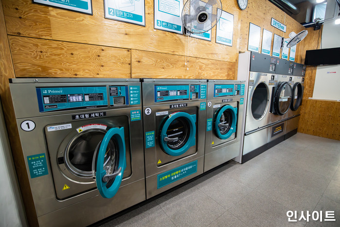 “코인세탁소에서 고양이 담요 빨래한 캣맘 때문에 아끼던 옷이 쓰레기 됐습니다”