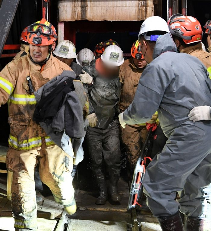 “남편이 걸어 나왔어요”...광산에 갇혔다 구조된 남편 본 아내의 눈물