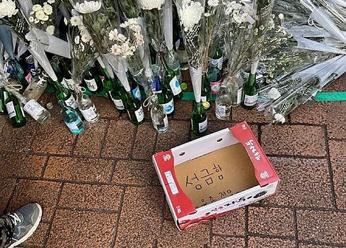 신림 묻지마 칼부림 사건 추모공간에 사람들 모이니까 뻔뻔하게 ‘성금함’ 놓은 남성