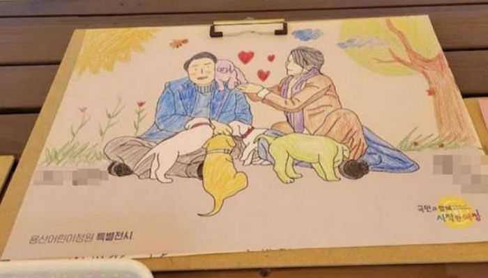 용산공원 방문한 어린이들에게 윤석열·김건희 부부 색칠놀이 도안 제공