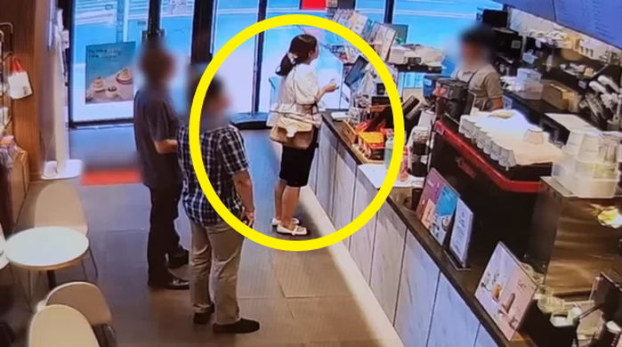 블라우스 입고 커피 마시는 여성 경찰인 줄 모르고 ‘현금 다발’ 대놓고 받다 붙잡힌 보이스피싱범