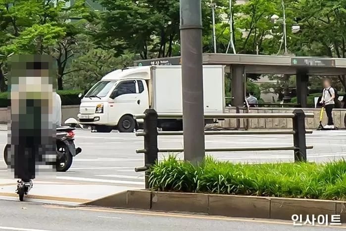 무면허 10대가 몰던 전동킥보드와 SUV와 충돌...10대 남성 두개골 골절