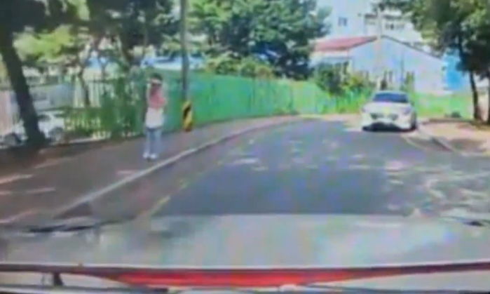 운전 중 넘어진 할머니 발견하고 부축해드렸는데...“차 때문에 놀라서 넘어졌어!” 난동 (영상)