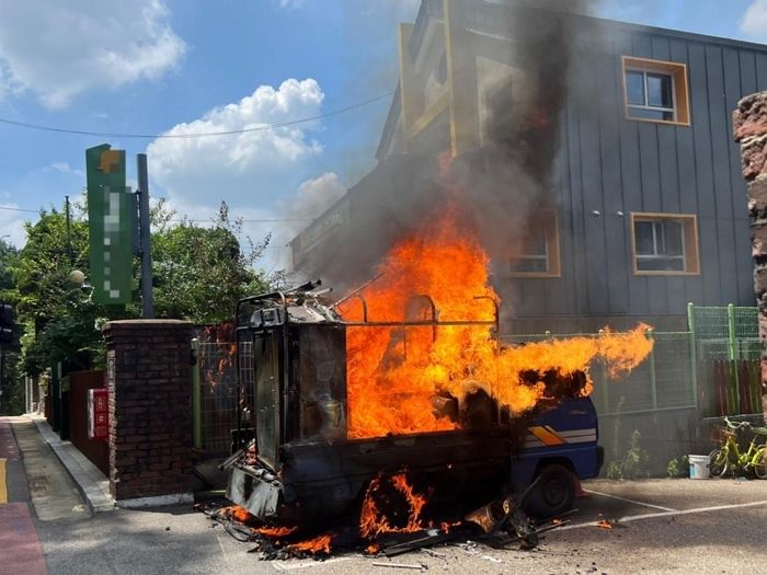 어린이집 옆에서 장사하던 통닭구이 트럭 ‘통째로’ 불 타...대참사 날뻔했다 (+영상)