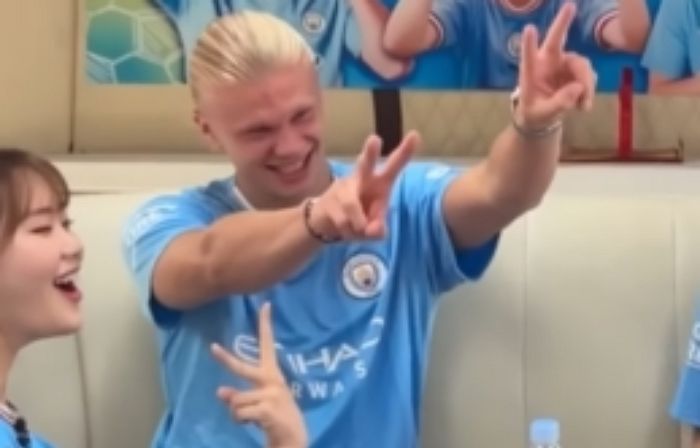 자기랑 똑닮은 ‘엄란드’ 엄지윤 직접 만나 쌍브이 그리며 즐거워 하는 홀란드 (+영상)