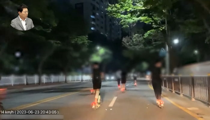 킥보드 ‘떼빙’으로 폭주족 흉내내면서 도로 ‘길막’하는 요즘 10대들 (영상)