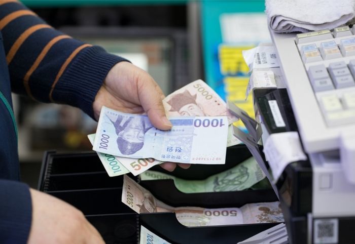 편의점 아르바이트 첫날 200만 원 훔쳐 달아난 20대 알바생