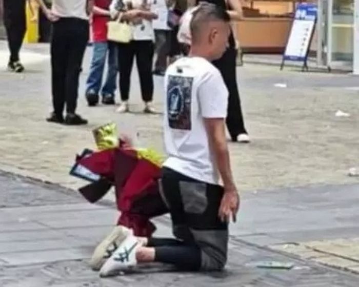 땡볕에 길에서 무릎 꿇고 공개 청혼하려다 ‘열사병’으로 쓰러진 남성 (+영상)