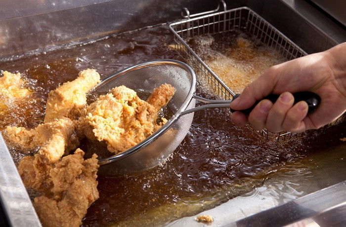 닭 값 떨어졌는데도 치킨집이 가격을 못 낮추는 이유