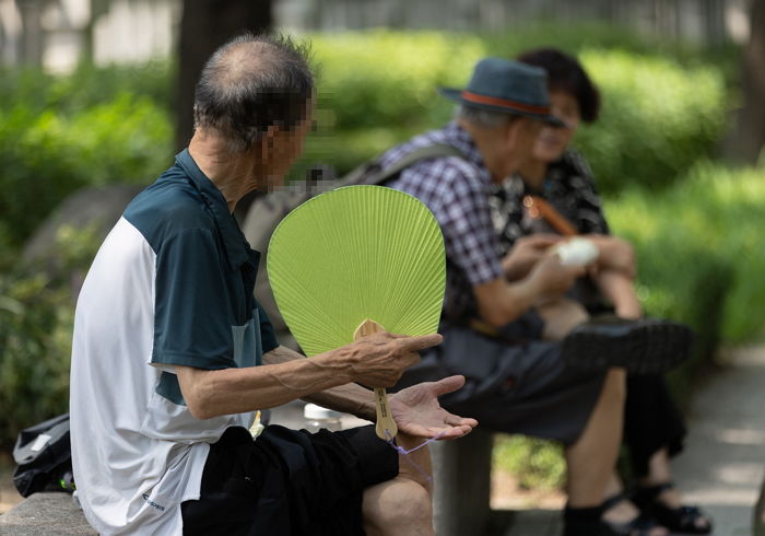집에서 에어컨 틀면 ‘전기세 폭탄’ 맞으니까 폭염 피해 ‘지하철’ 타는 노인들