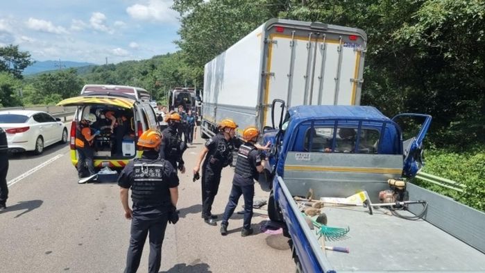 아버지 병문안 다녀오던 아들과 엄마 사망...‘졸음운전’ 피하려 정차한 화물차와 추돌