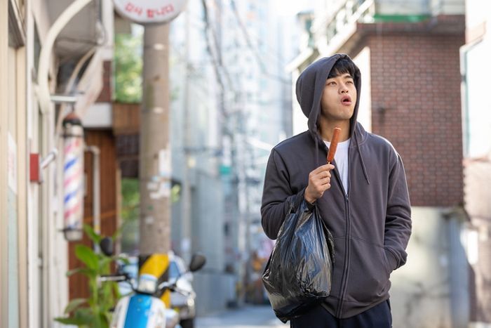 엄마가 집 나가 재혼했는데 홀로 곰팡이 핀 집에서 살며 기다린 10대 아들