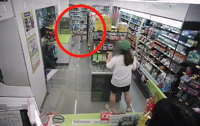 “편의점 진열대 발로 차는 아이 지적했더니, 부모가 계산대에 음료를 집어 던졌습니다”