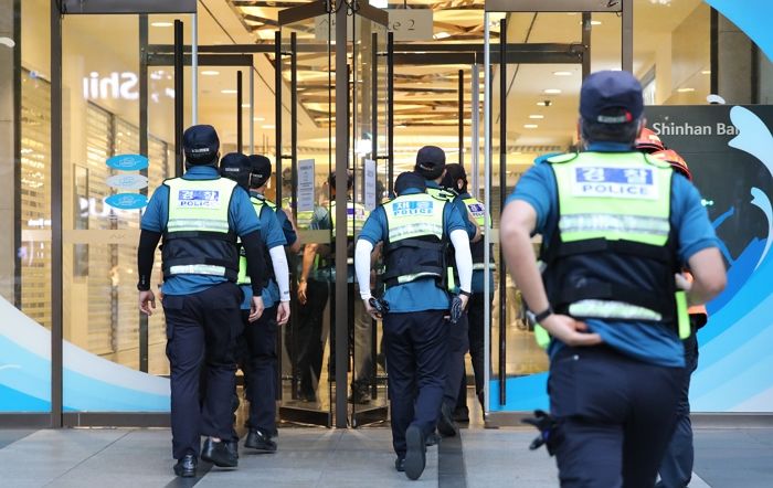 “서현역 묻지마 흉기난동범은 20대 배달원...피해망상 호소”