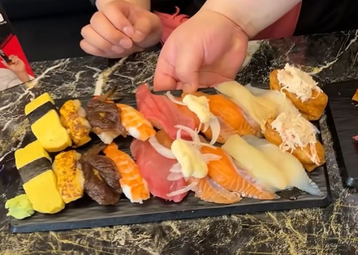 “초밥은 대단한 요리가 아니다”...유튜버 장사의 신 발언에 엇갈린 누리꾼 반응