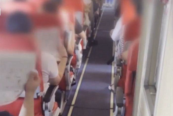 폭염에 에어컨 고장 나 38도 넘는 찜통 비행기서 탈진한 승객과 승무원들