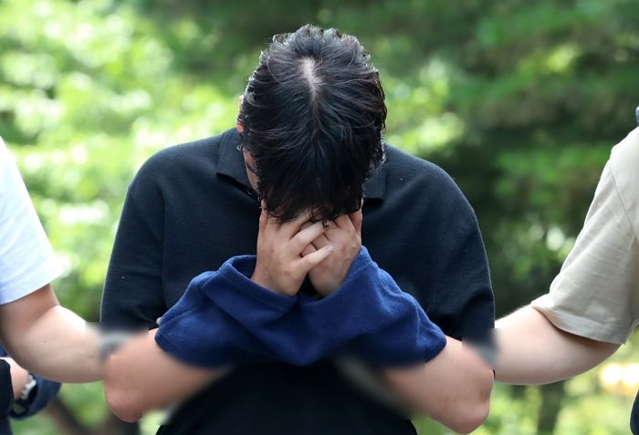 ‘영등포 친모 살인’ 10대 아들, 체포 하루 만에 모습 드러내 (+사진)