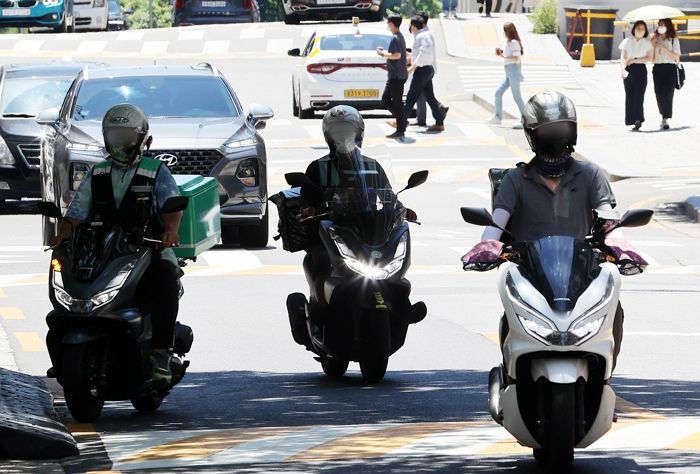푹푹 찌는 여름에 일하기 어렵다고 ‘기후실업급여’ 요청한 배달 라이더 노조