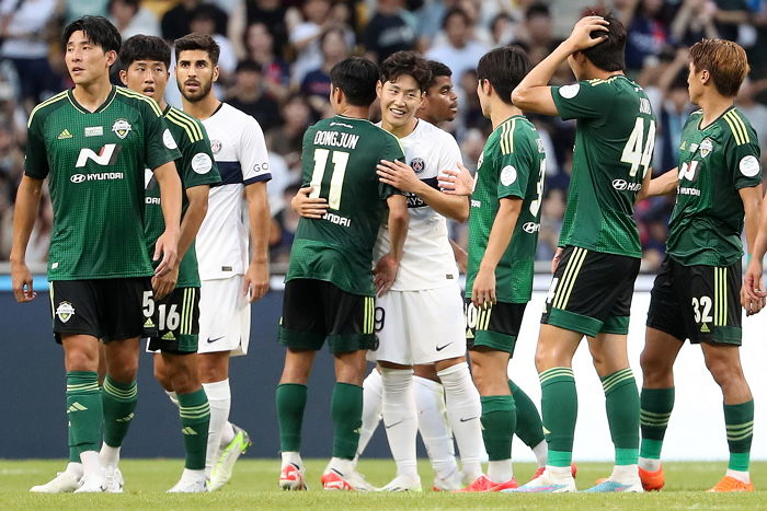 전북 선수들의 PSG 유니폼 교환 눈치싸움...이강인이 해결했다