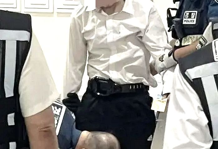 고속터미널 ‘흉기 소지자’가 체포 당시 허리에 찬 ‘벨트’...누리꾼이 추정한 장비의 정체