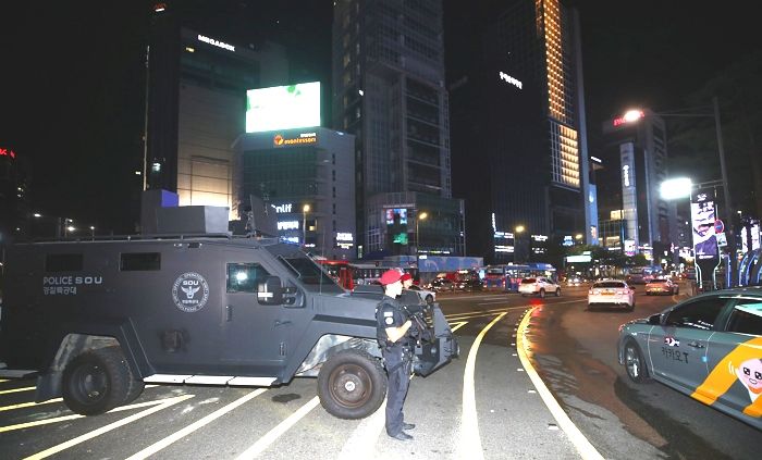 살인 예고글에 경찰특공대+장갑차까지 등장한 어제자 강남역 상황
