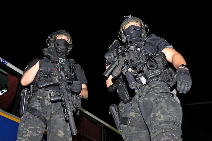 지하철역에 무장한 경찰 순찰·백화점 앞엔 장갑차...“안심된다” vs “더 불안해”