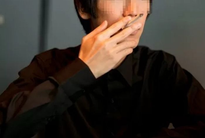 마트 앞에서 담배 피우지 말라 말리는 직원 머리 휴대전화로 내리친 ‘폭행남’