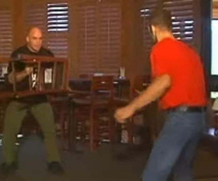 싸움 고수 아저씨가 알려주는 ‘칼부림 대응법’...“여자도 할 수 있다” (+영상)